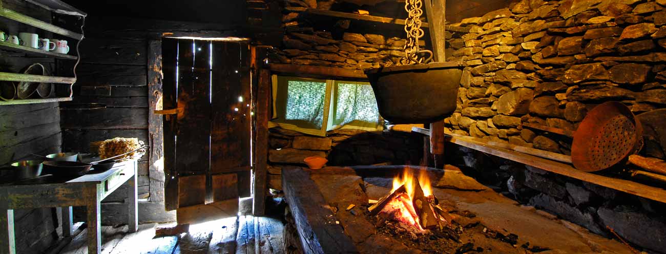 Die Küche mit offener Feuerstelle zum Kochen in einem alten Bauernhof in Südtirol