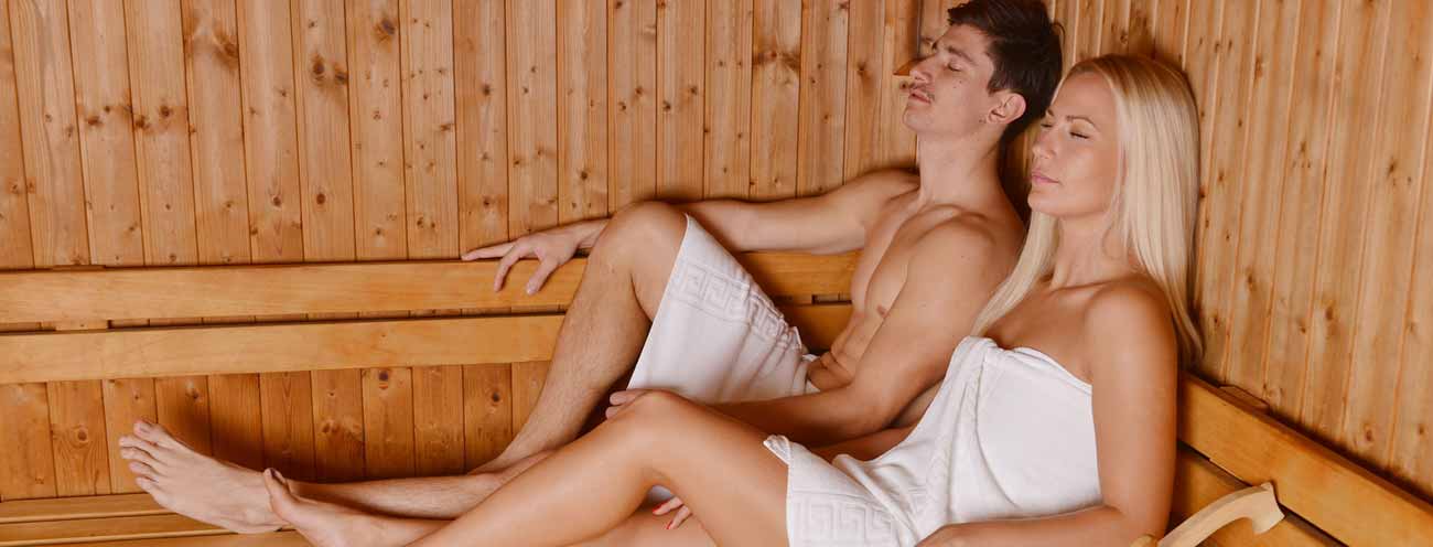 Coppia durante mentre si riposa e si gode la sauna del Residence Königsrainer