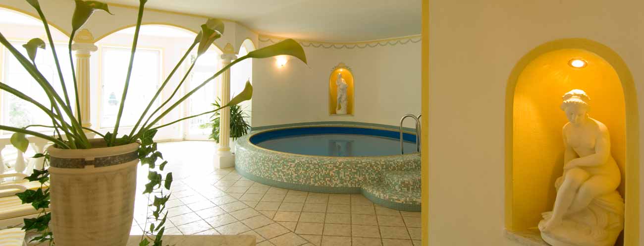 The hot tub in the spa of the Residence Königsrainer