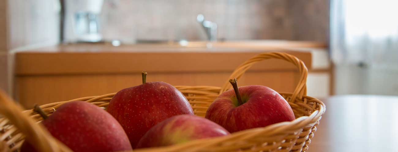 Vista da vicino di mele rosse in un cesto di vimini