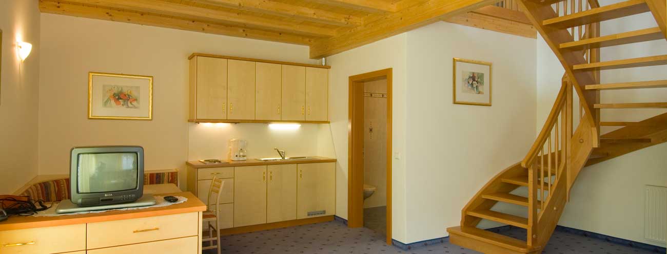 Appartamento nel Königsrainer su due piani con cucina e scale di legno per la zona notte