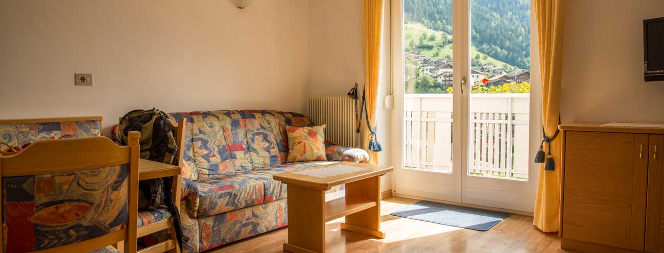 The living room of an apartment in Königsrainer with balcony