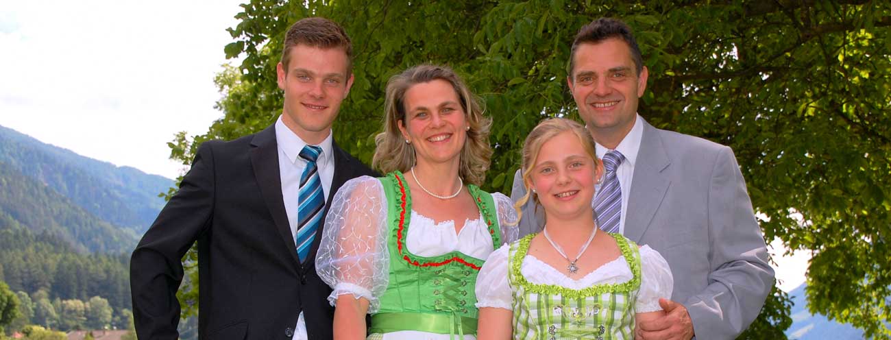 Die Familie Königsrainer mit Vater, Mutter und die beiden Kinder