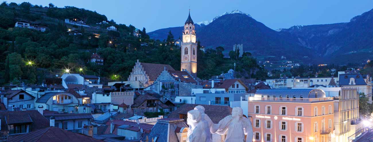 Meran bei Nacht mit Ausblick auf den Kirchturm des Domes