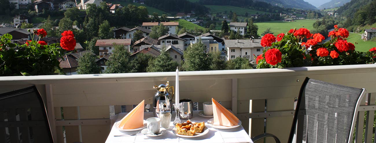 Tavolo apparecchiato per la colazione sulla terrazza all'aperto del Residence Königsrainer
