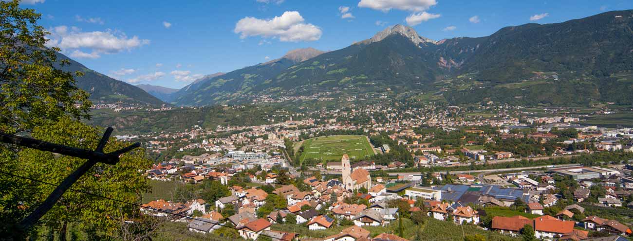 Ausblick auf Meran an einem fast wolkenlosen Tag im Sommer