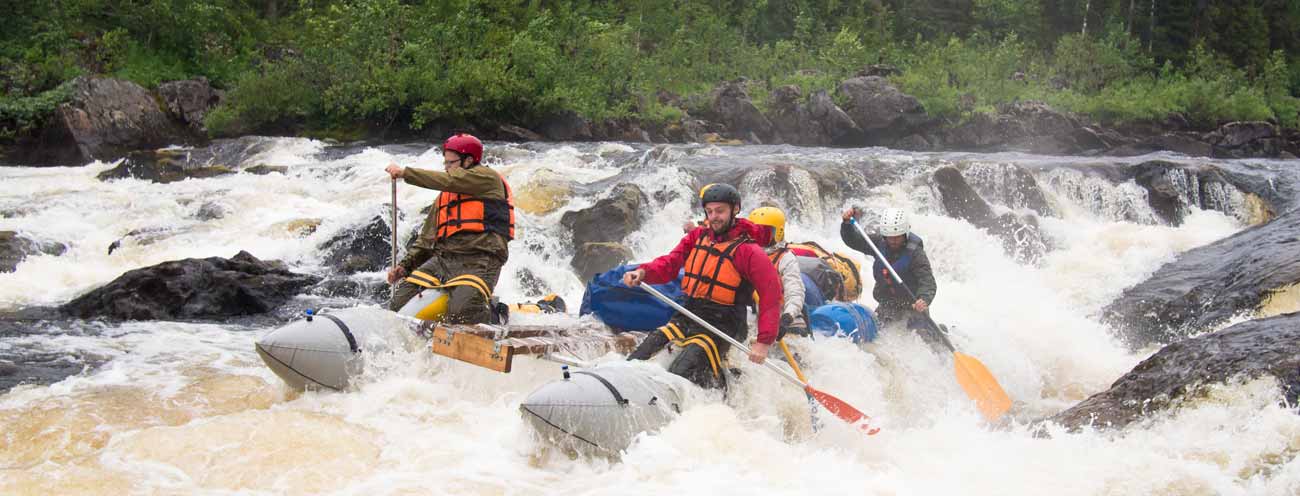 Rafting Abfahrt im Passeiertal bei tosendem braunem Wasser