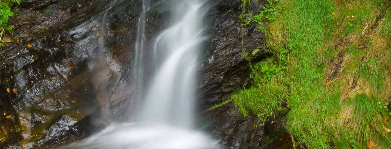 Kleiner Wasserfall in den Wäldern vom Passeiertal